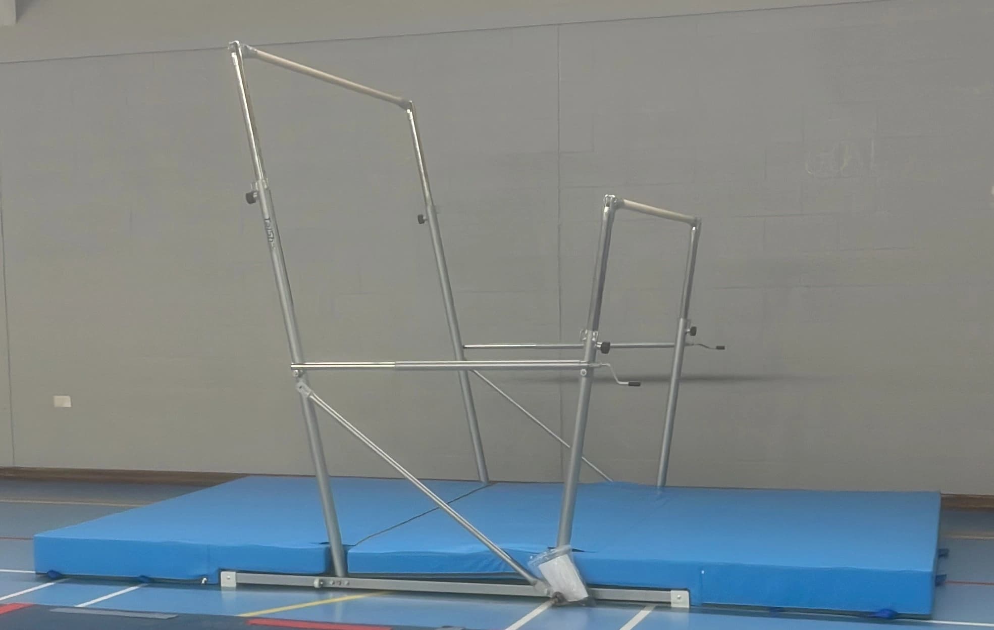 Freestanding bars with mat